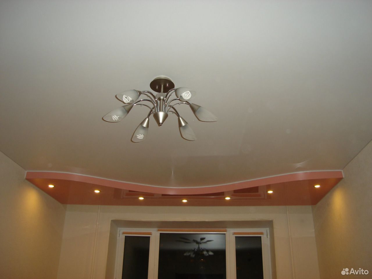 Двухуровневый потолок из гипсокартона с люстрой