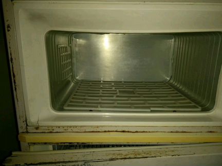 Холодильник двухкамерный в рабочем состоянии