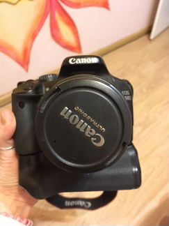 Фотоаппарат Canon 550d с батарейным блоком