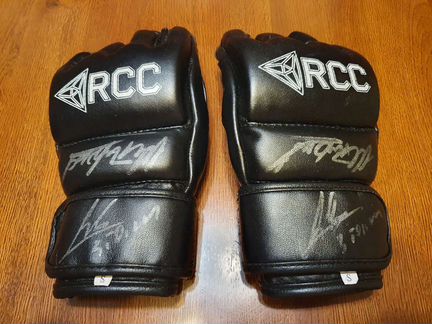 Перчатки RCC с автографами известных бойцов