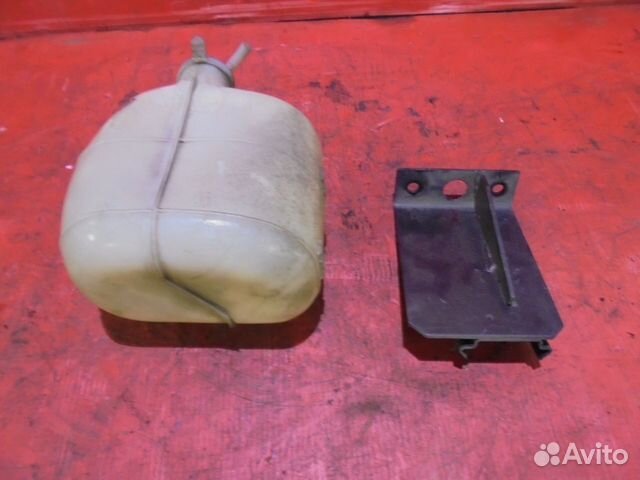 Isuzu ELF Расширительный бачок с кронштейном