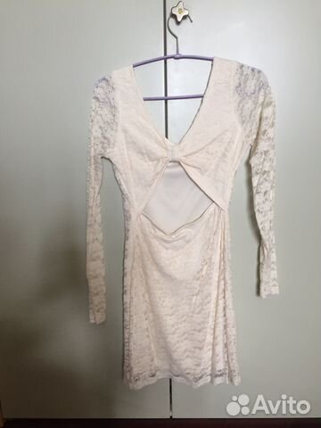 Белое кружевное платье с открытой спиной Forever21 Белое кружевное платье с открытой спиной Forever21