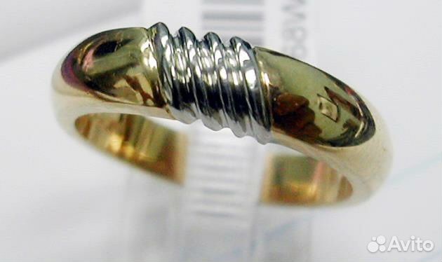 Золотое обручальное кольцо