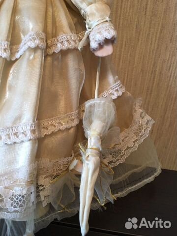 Кукла фарфоровая