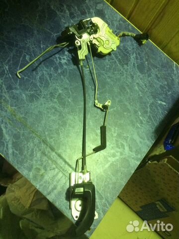 Замок двери передней правой Kia Sorento 2002-2009;