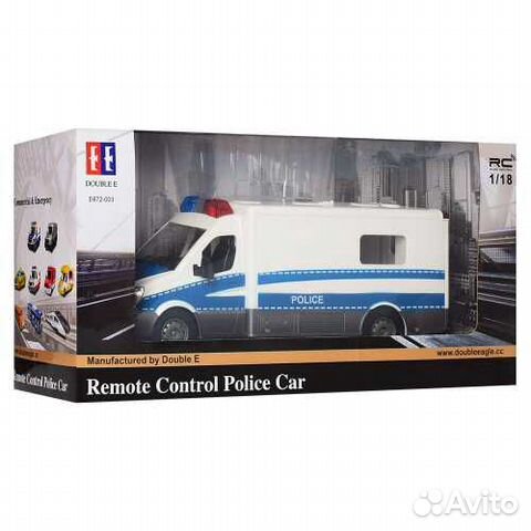 Полицейская машина на пульте Полицейская машина на пульте