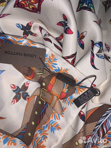 Роскошный шелковый платок Louis Vuitton Роскошный шелковый платок Louis Vuitton