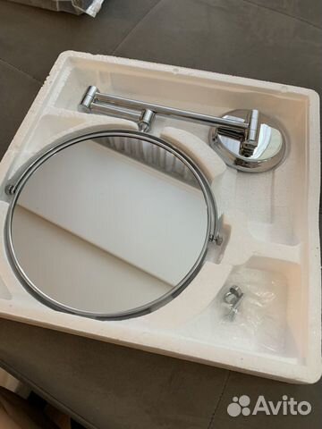 Хромированное настенное зеркало с увеличением