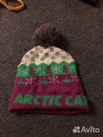 Шапка вязанная с помпоном