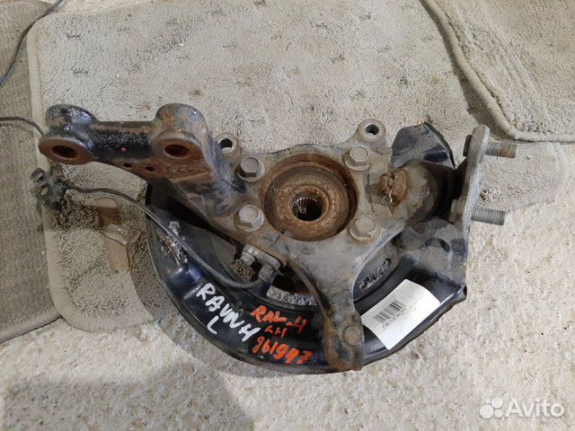 Поворотный кулак передний левый Toyota Rav-4