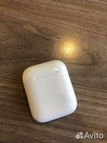 Кейс и левый наушник Airpods 2