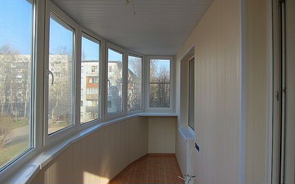 Пластиковое окно Rehau трехстворчатое 1900х1400