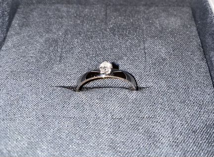 Кольцо с бриллиантом