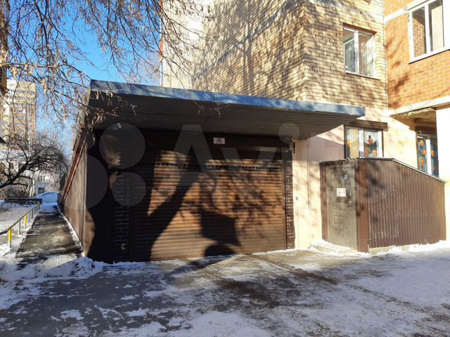 Машиноместо, > 30 м²