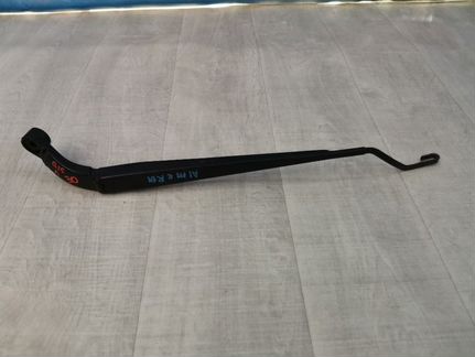 Поводок стеклоочистителя передний левый Nissan