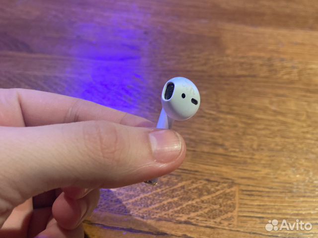 В каком наушнике у airpods микрофон