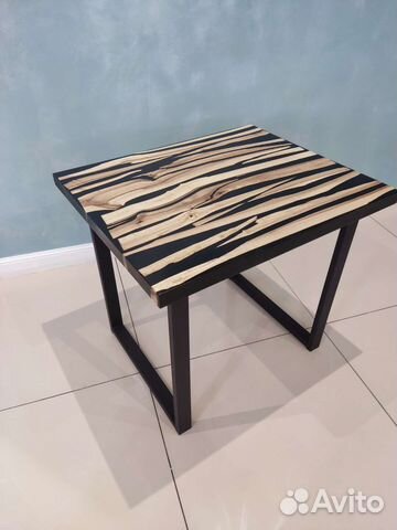 Стол журнальный из ореха с эпоксидной смолой