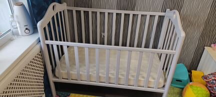 Детская кроватка с матрасом