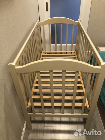 Детская кроватка универсальным маятником и ящиком