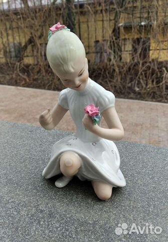 Фарфоровая статуэтка девочка с цветком Германия