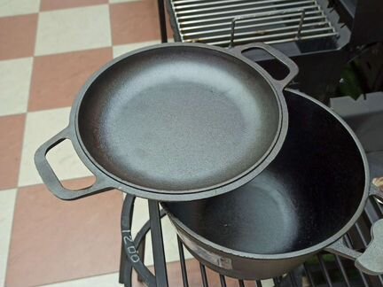 Чугунная кастрюля с крышкой-сковородой
