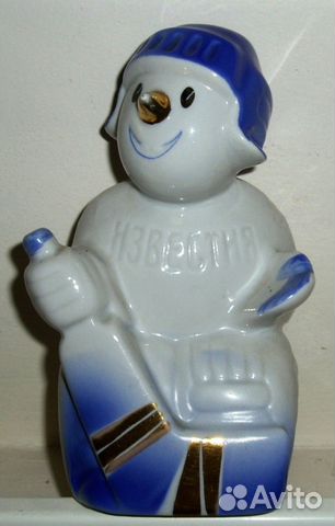 Фарфоровая статуэтка Снеговик-вратарь
