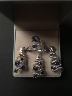 Комплект из белого золота и сапфиров