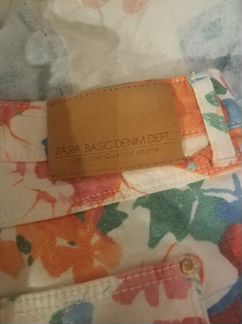 Новые джинсы в цветок zara