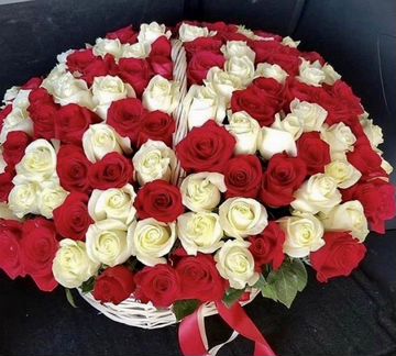 Розы в корзине