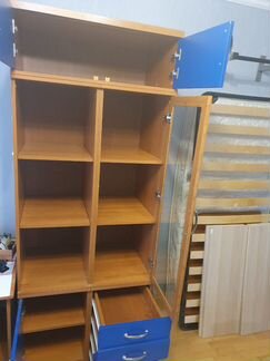 Яркий и современный шкаф для книг