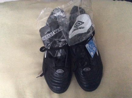 Продаю новые многошиповки umbro