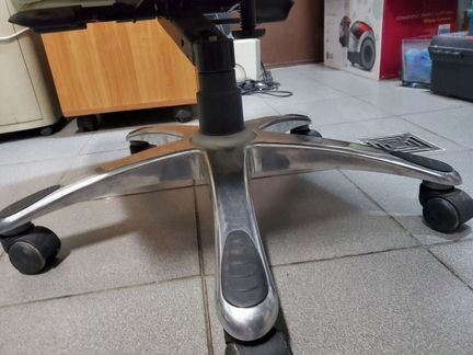 Кожанное кресло