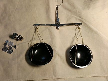 Старинные весы аптекарские