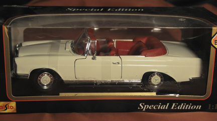 Mercedes Benz 280se Cabrio 1967 модель 1:18 Maisto