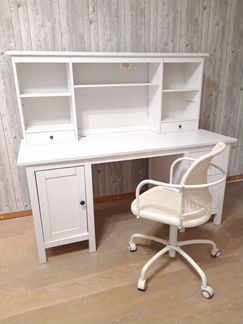 Белый письменный стол с креслом и полкой