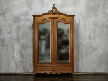 Антикварный двустворчатый шкаф