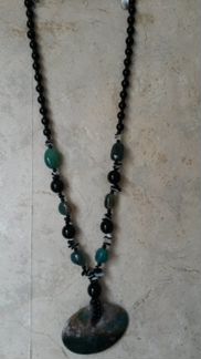 Бусы и подвески из камня, перламутра, ореха