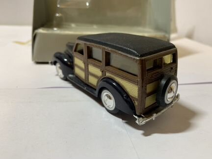 Ertl Ford Woody 1940 / Vintage Vehicles / 1:43