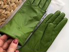 Новые зеленые перчатки кожаные