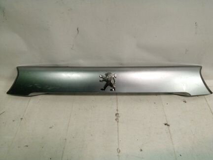 Накладка крышки багажника задняя верхняя Peugeot