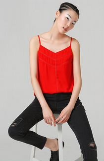 Летний ярко-красный топ