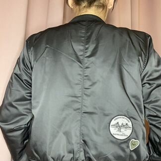 Бомбер с нашивками