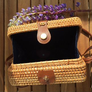 Сумка из ротанга на кнопке