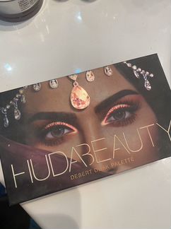 Палетка теней huda beauty