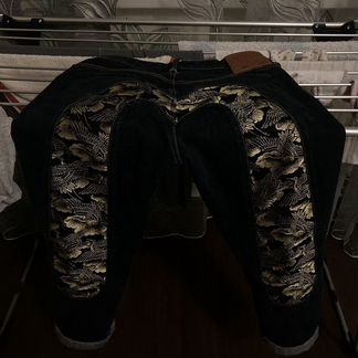 Джинсы Evisu