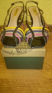 Босоножки на танкетке