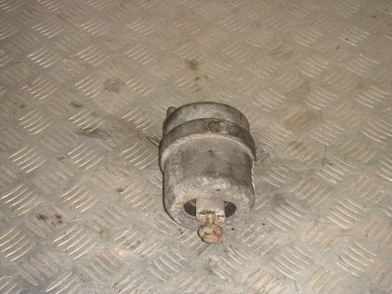 Подушка крепления двигателя правая сторона VW tran