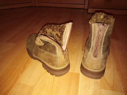 Женские высокие ботинки или даже сапоги