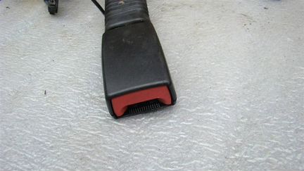 Ответная часть ремня безопасности на BMW 5-серия