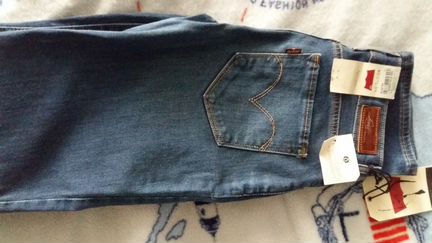 Levis На худенькую, высокую девушку. W25 L34